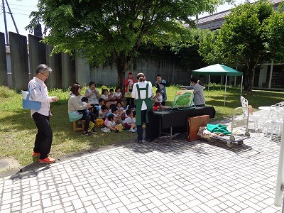 中庭に移動