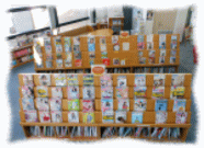 朝倉市中央図書館雑誌書架のようす